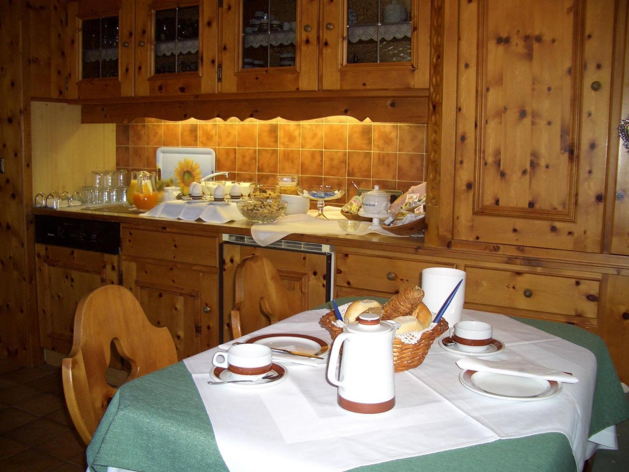 Gaestehaus Burgi Fuegen Exterior photo